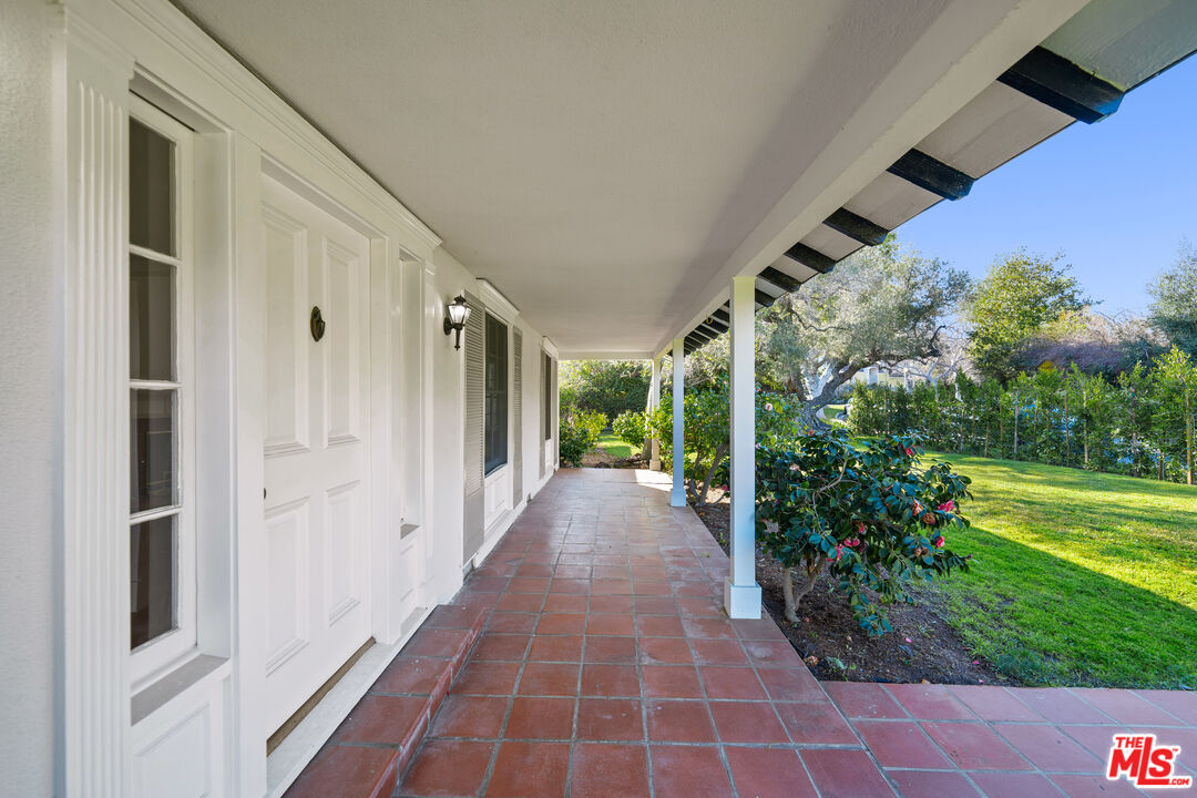 109 Homewood Road Los Angeles, CA 90049 - Photo 4 of 30