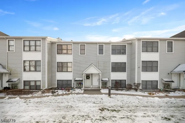 $259,000 | 54 Burlington Court, Hamburg, NJ 07419