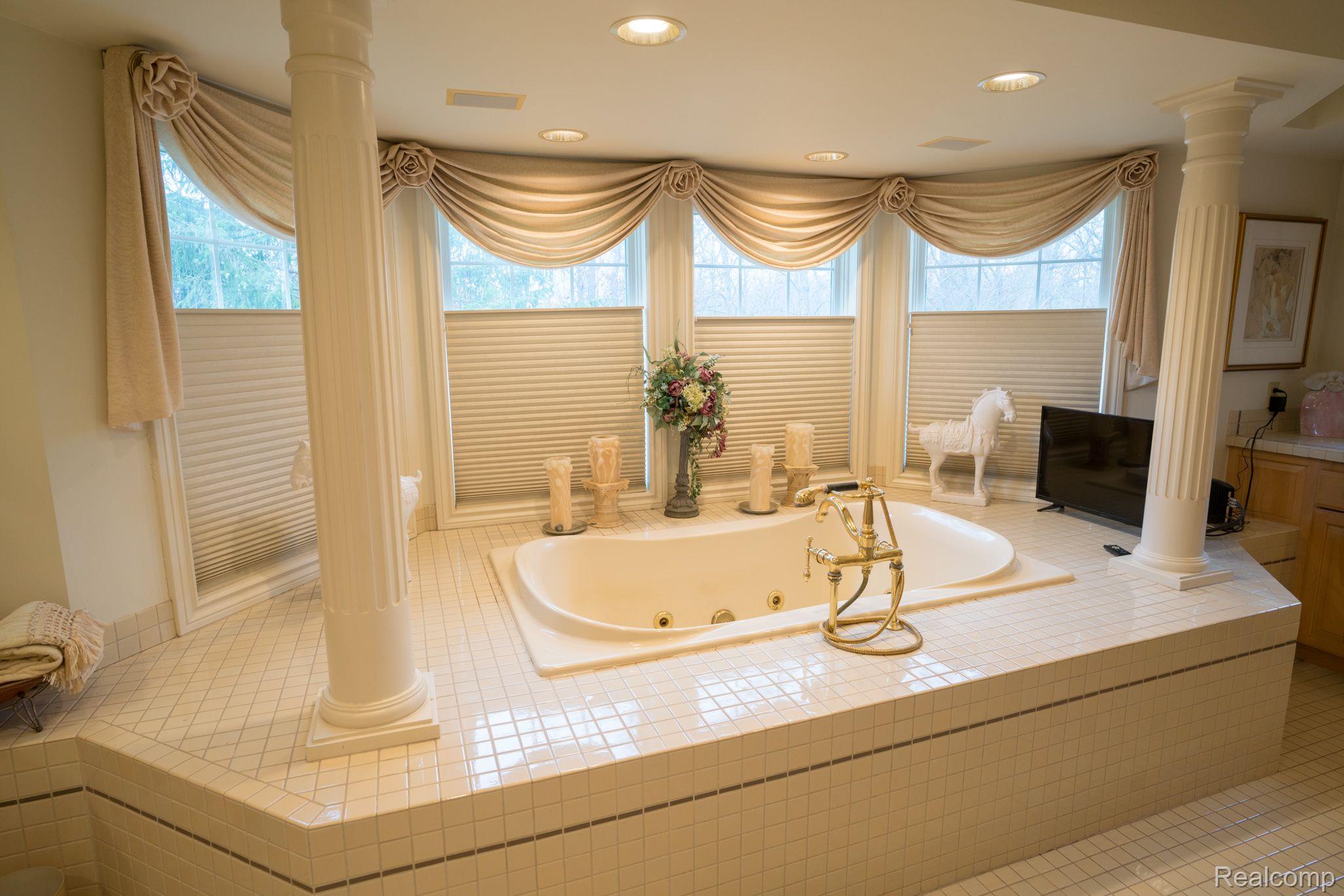 8543 Bridge Road Grosse Ile, MI 48138 - Photo 33 of 53 Primary Bath