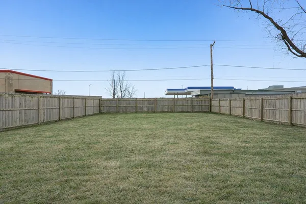 a view of a backyard