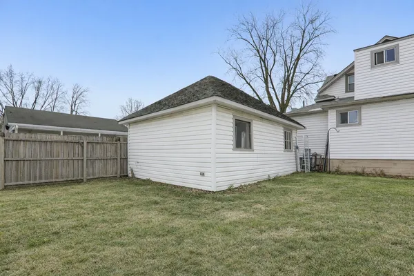 a view of a backyard