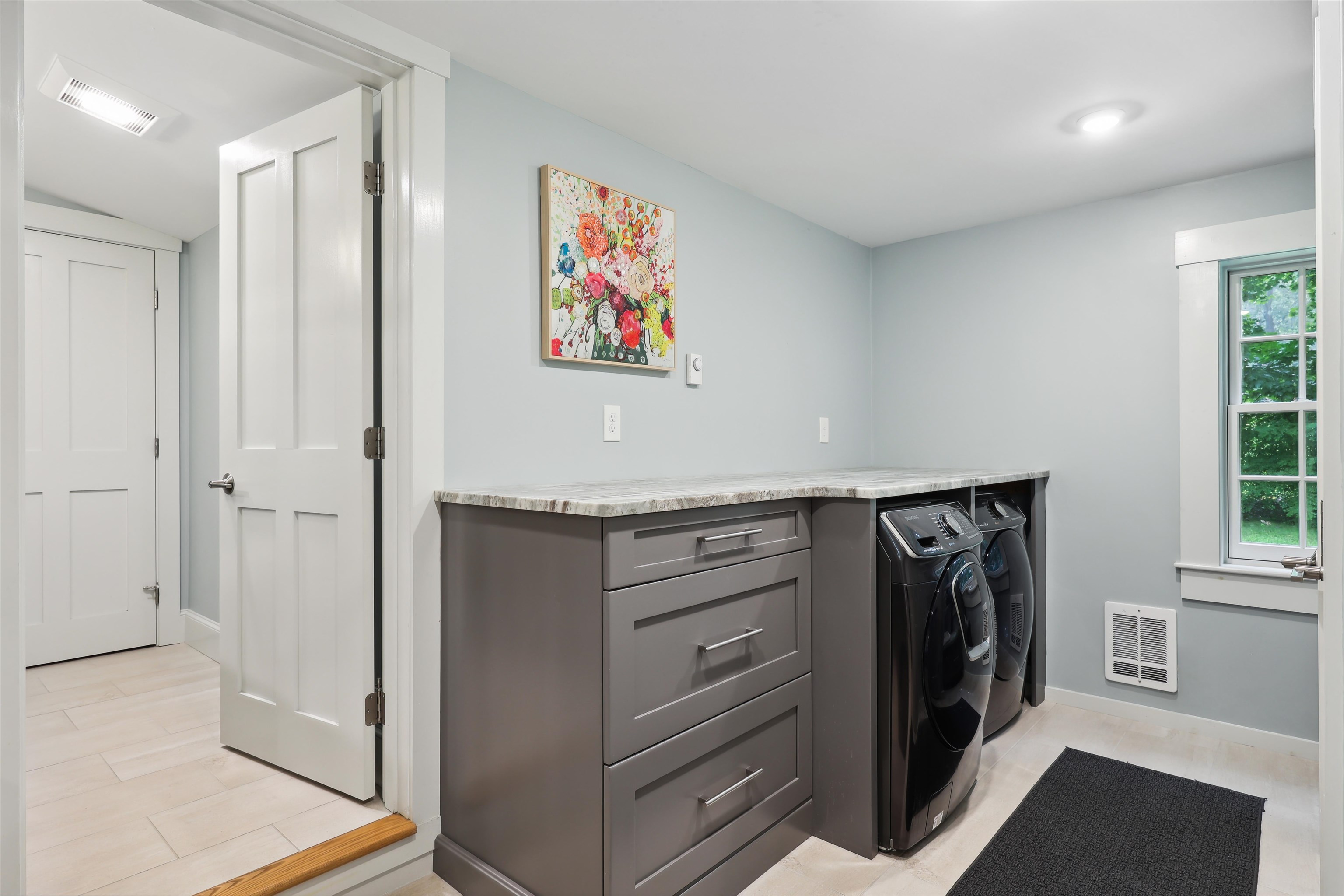 65 Manchester Street Nashua, NH 03064 - Photo 14 of 40