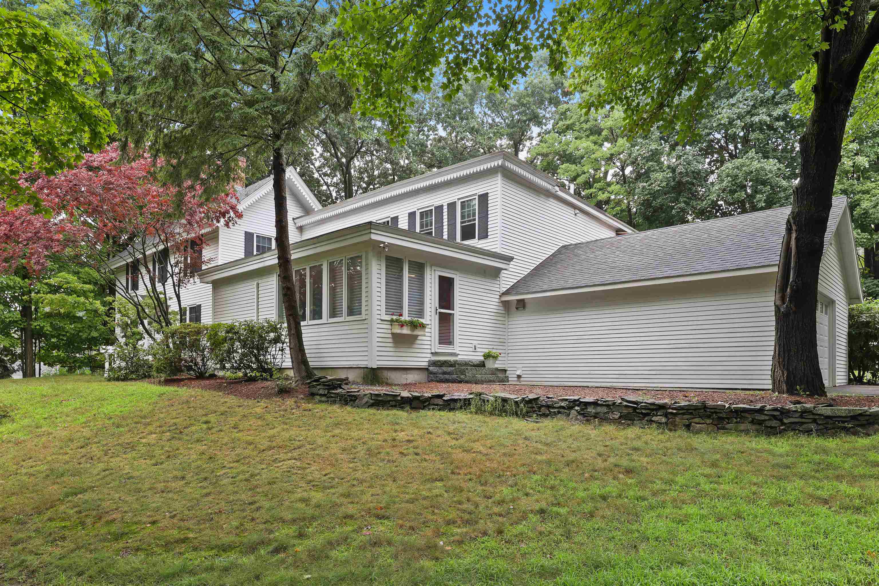 65 Manchester Street Nashua, NH 03064 - Photo 5 of 40