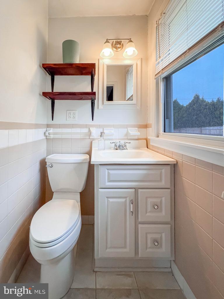 599 Panther Road Warminster, PA 18974 - Photo 25 of 57 a bathroom with a toilet sink and mirror