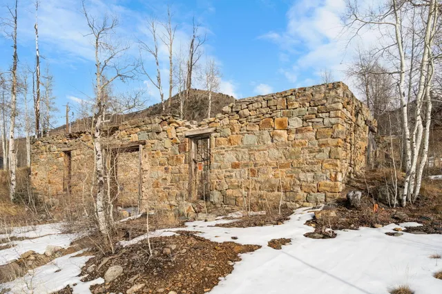 a view of a backyard of the house