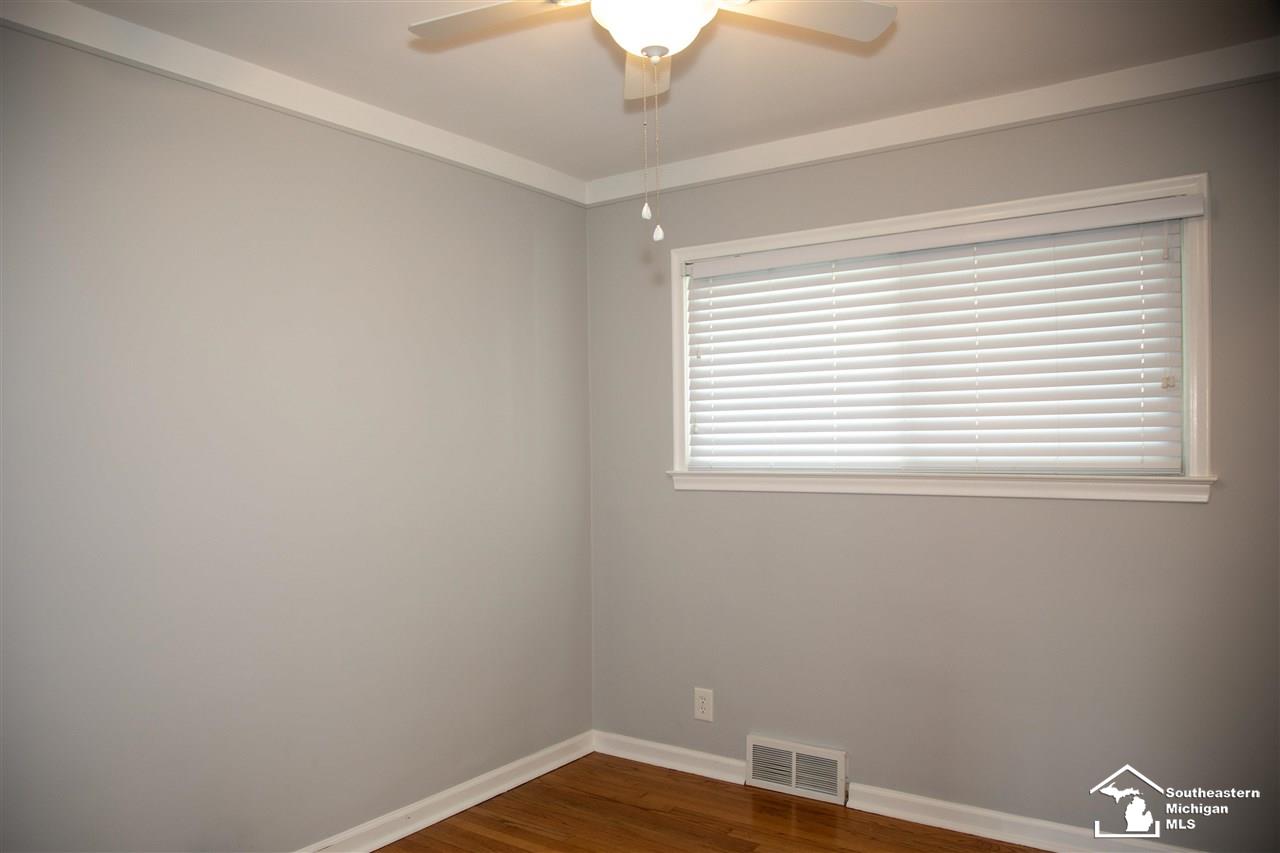 1852 Grange Road Trenton, MI 48183 - Photo 14 of 24 50042081-13.JPG