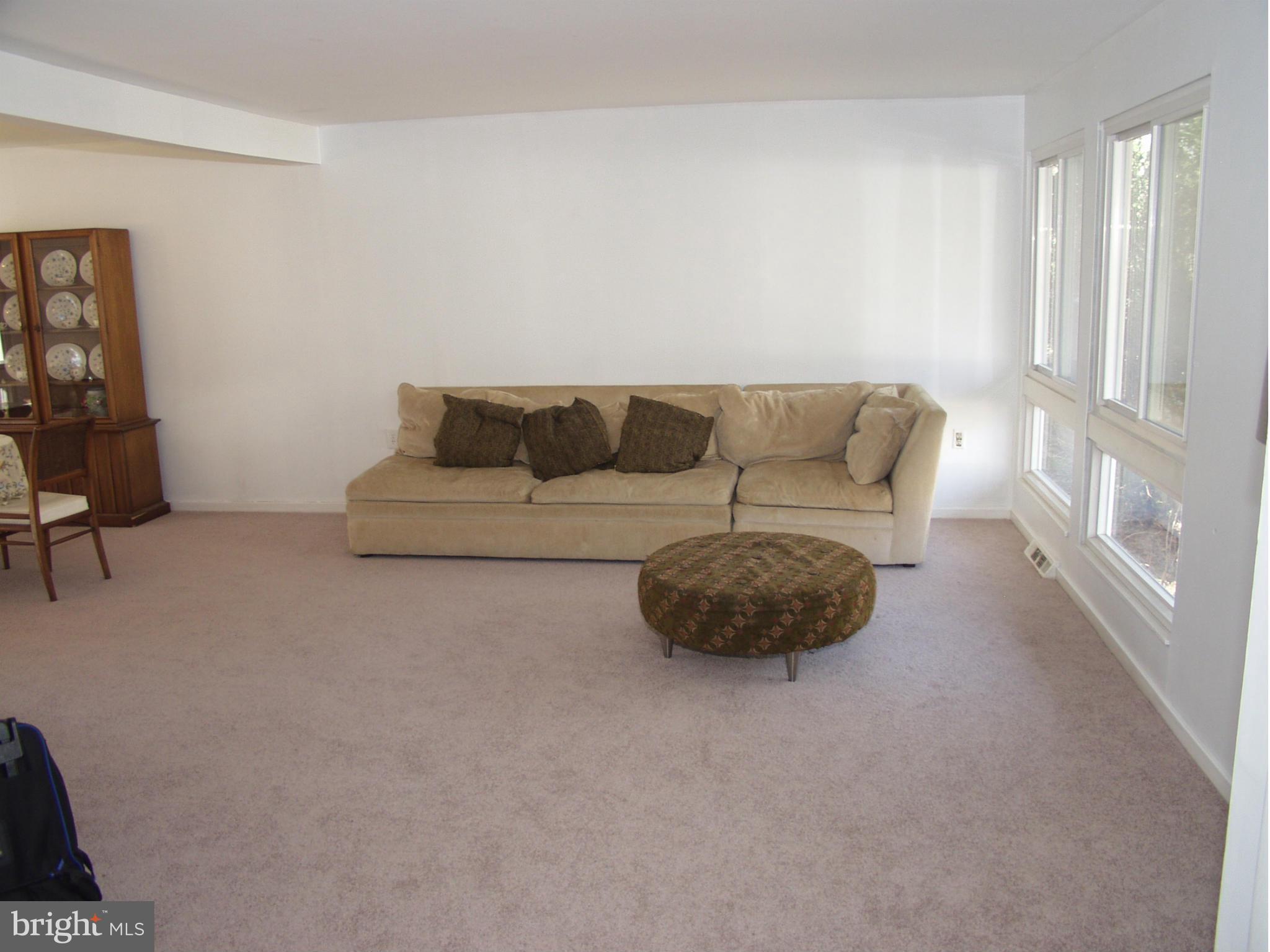 11575 Embers Court Reston, VA 20191 - Photo 4 of 30 Living Room