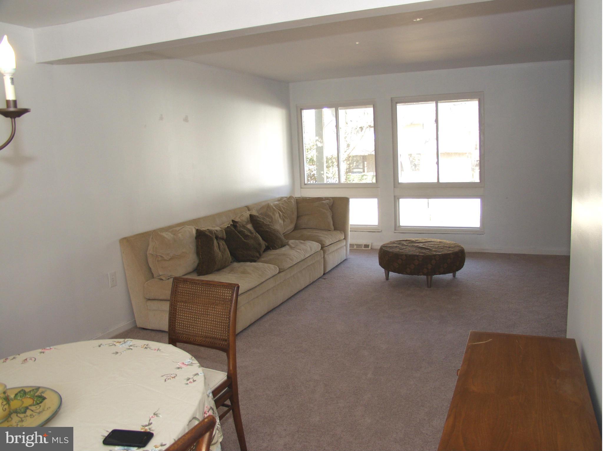 11575 Embers Court Reston, VA 20191 - Photo 7 of 30 Living Room