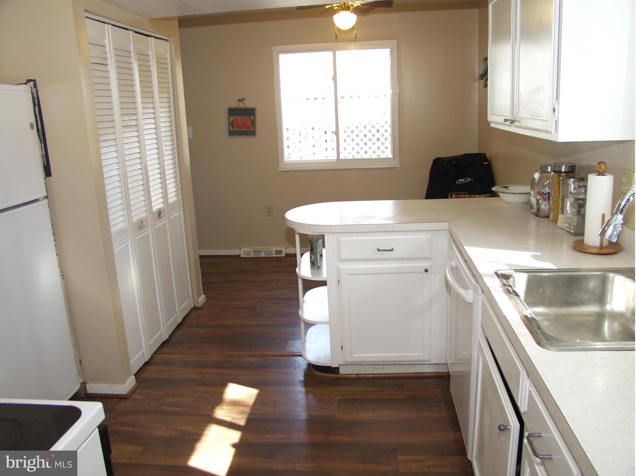 11575 Embers Court Reston, VA 20191 - Photo 10 of 30 Kitchen