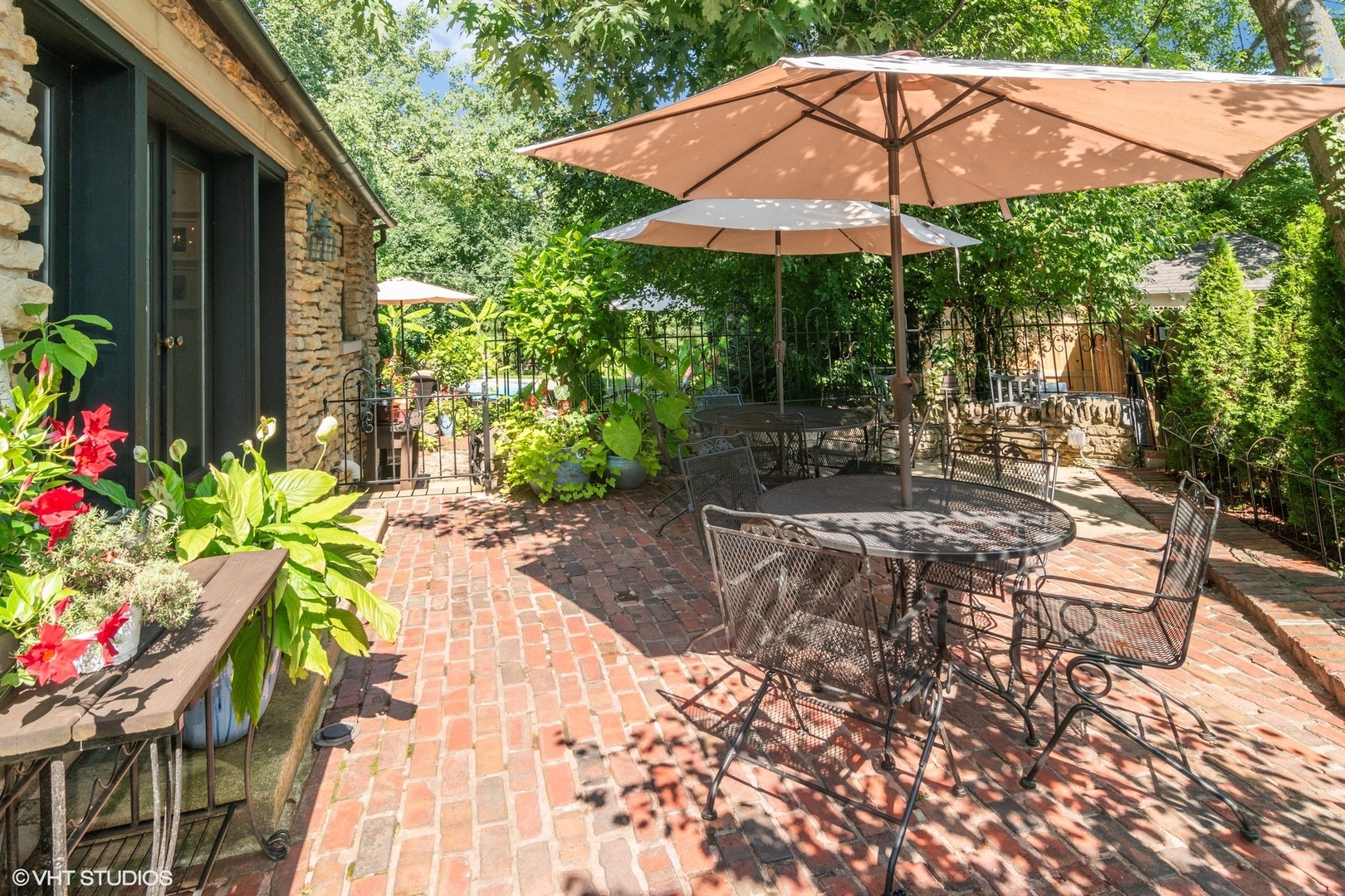 280 Maplewood Road Riverside, IL 60546 - Photo 24 of 30 a view of a patio with chairs under an umbrella