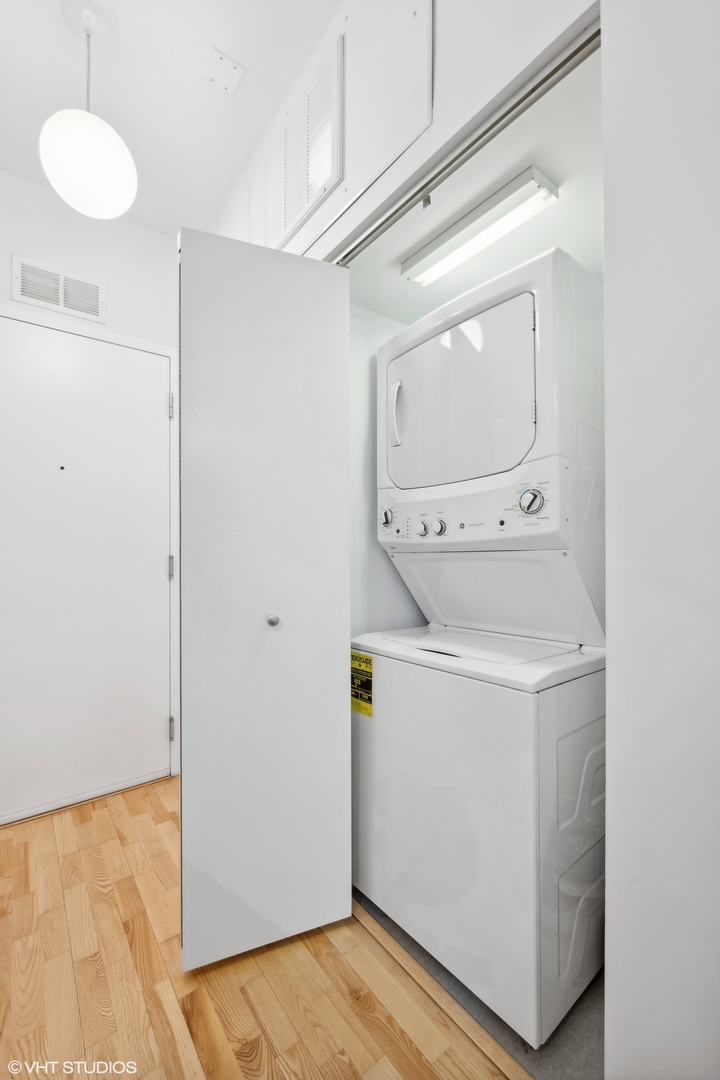 565 West Quincy Street, Unit 902 Chicago, IL 60661 - Photo 11 of 26 a utility room with dryer and washer