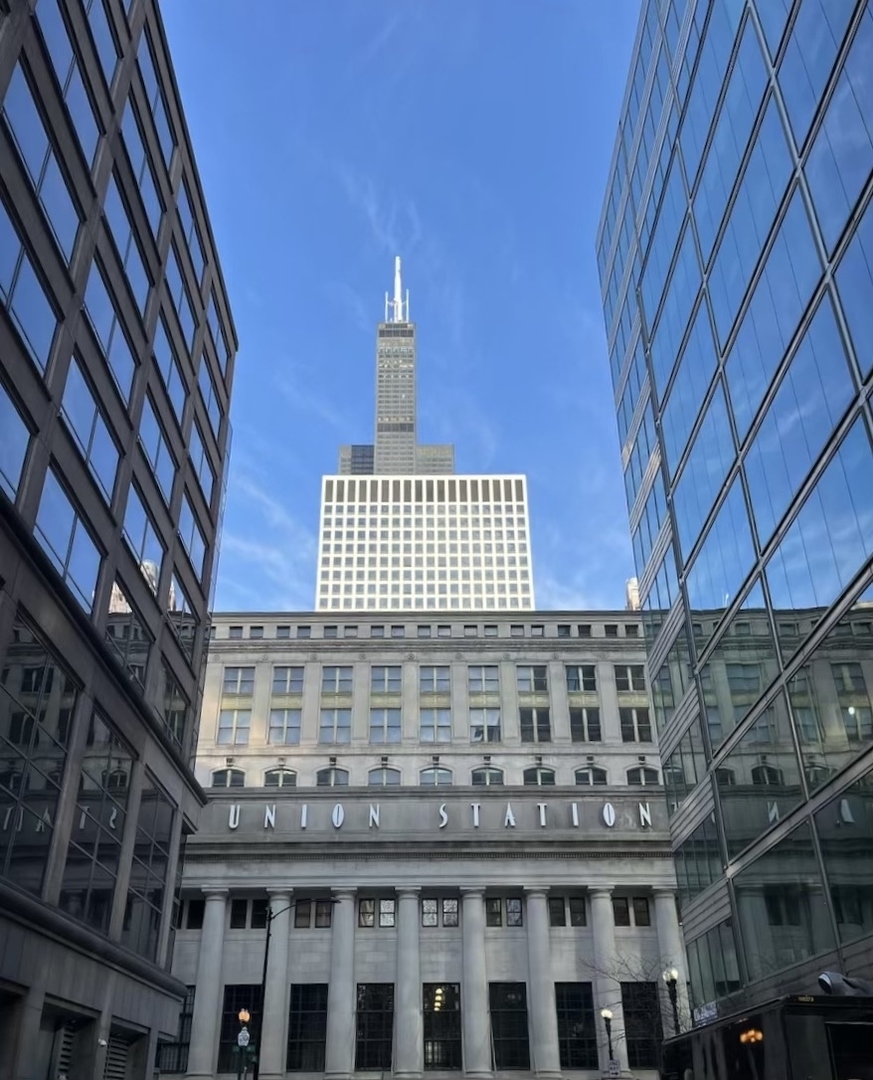 565 West Quincy Street, Unit 902 Chicago, IL 60661 - Photo 14 of 26 a front view of a building