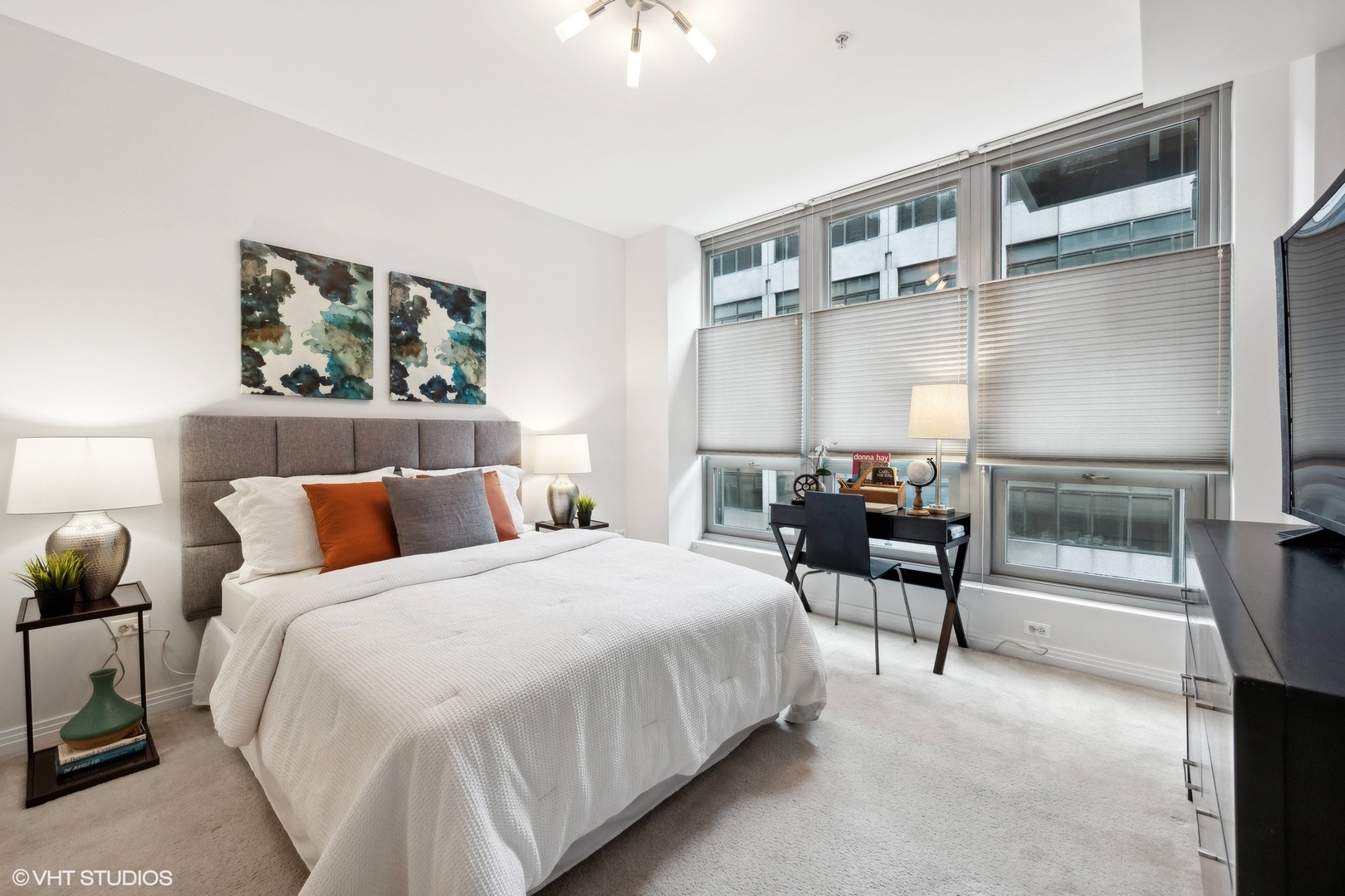 565 West Quincy Street, Unit 902 Chicago, IL 60661 - Photo 10 of 26 a bedroom with a bed and a table
