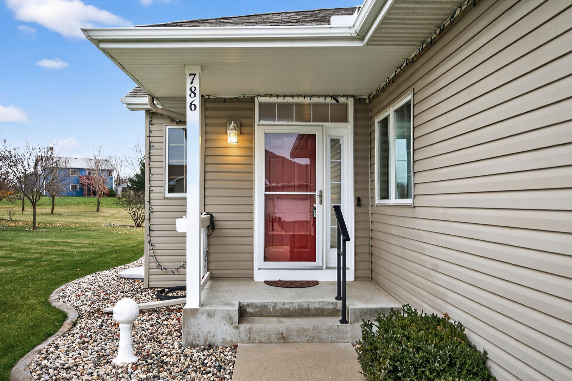 786 Regent Drive Shakopee, MN 55379 - Photo 2 of 33