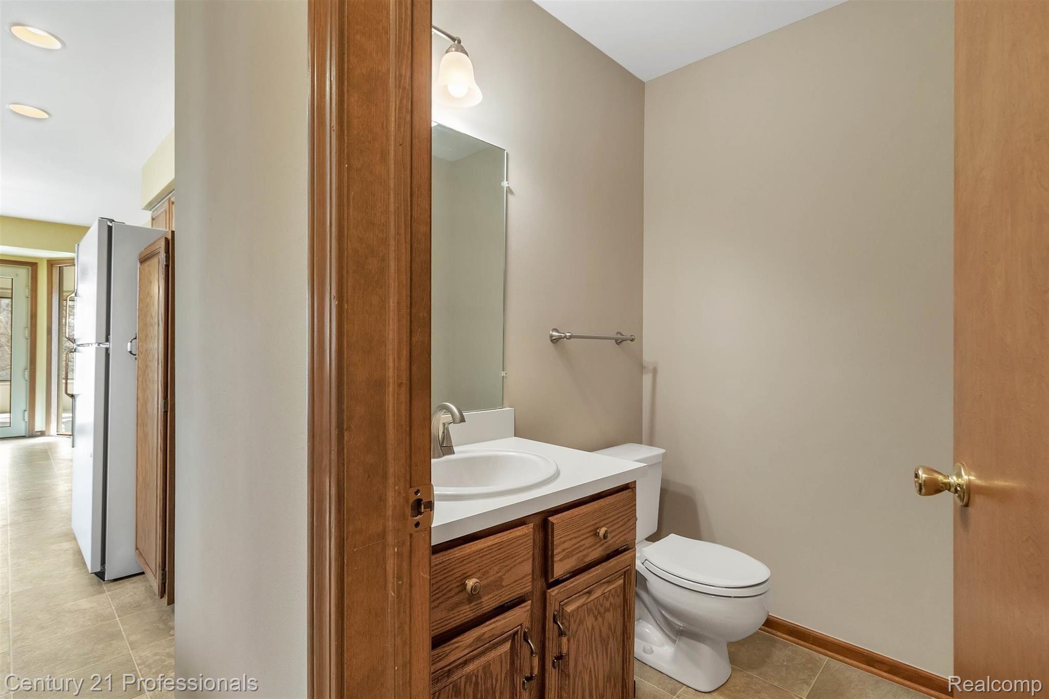 1605 Crestline Lane Rochester, MI 48307 - Photo 17 of 43 20-1605 Crestline Ln-WindowStill-Real-Estate-Photography-20.jpg