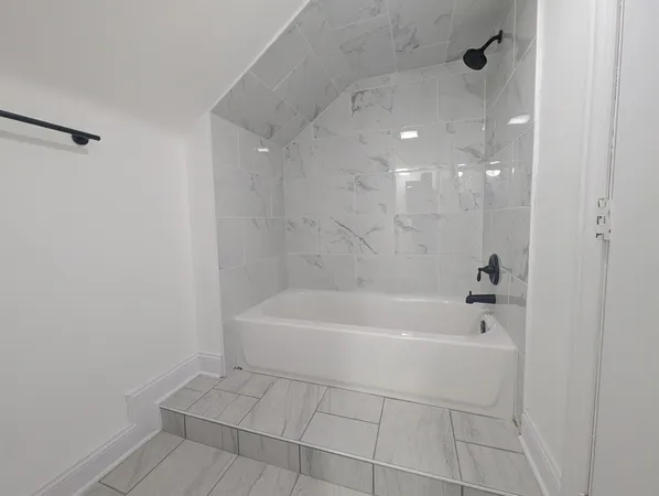 $6,000 | 1520 West Melrose Street, Unit 2F, Chicago, IL 60657