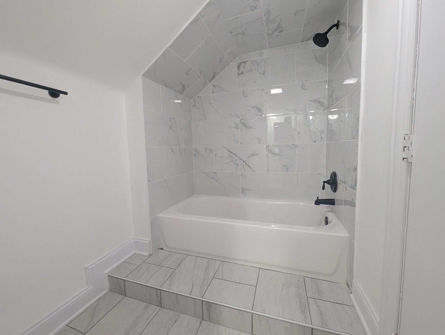 1520 West Melrose Street, Unit 2F Chicago, IL 60657 - Photo 8 of 16 a bathroom with a bathtub