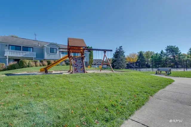 $269,000 | 1251 Williamsburg Drive, Unit D1, Schaumburg, IL 60193