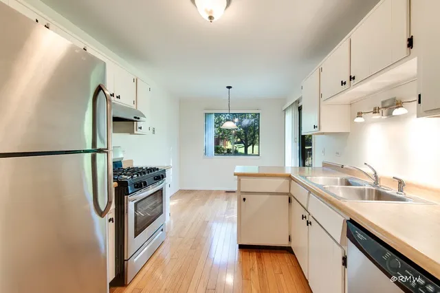 $269,000 | 1251 Williamsburg Drive, Unit D1, Schaumburg, IL 60193