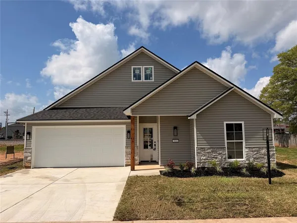 a view of house with yard