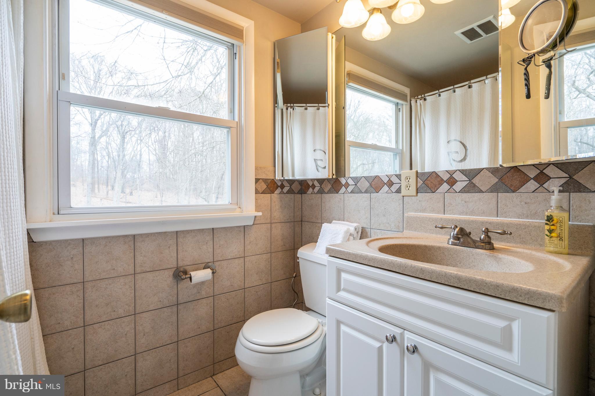 948 East Cathedral Road Philadelphia, PA 19128 - Photo 22 of 35 Full Bath