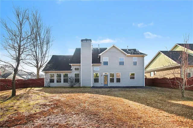 a view of a house with a yard