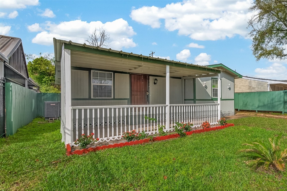10141 Chadwick Street Houston, TX 77029 - Photo 2 of 25 a front view of a house with garden