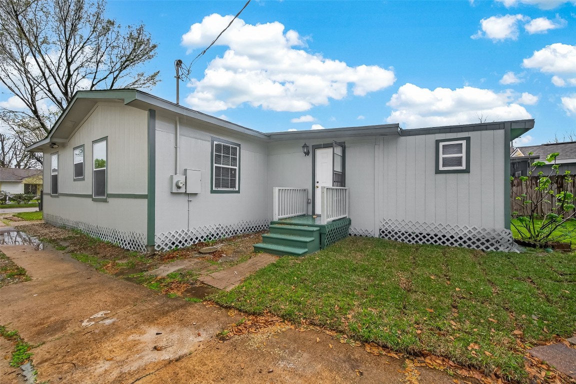 10141 Chadwick Street Houston, TX 77029 - Photo 24 of 25 a view of a house with a yard