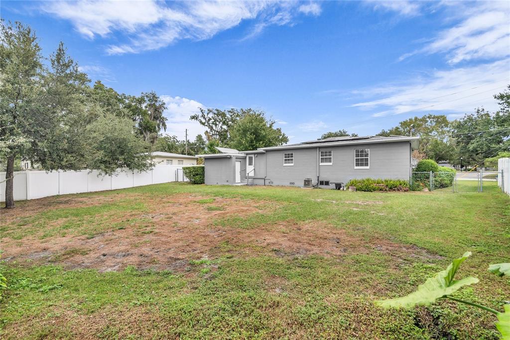 1124 Edgewater Court Orlando, FL 32804 - Photo 20 of 22 a house view with garden space