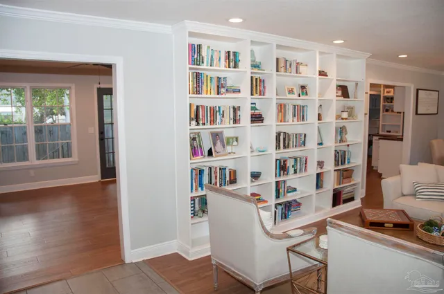 a livingroom with a bookshelf