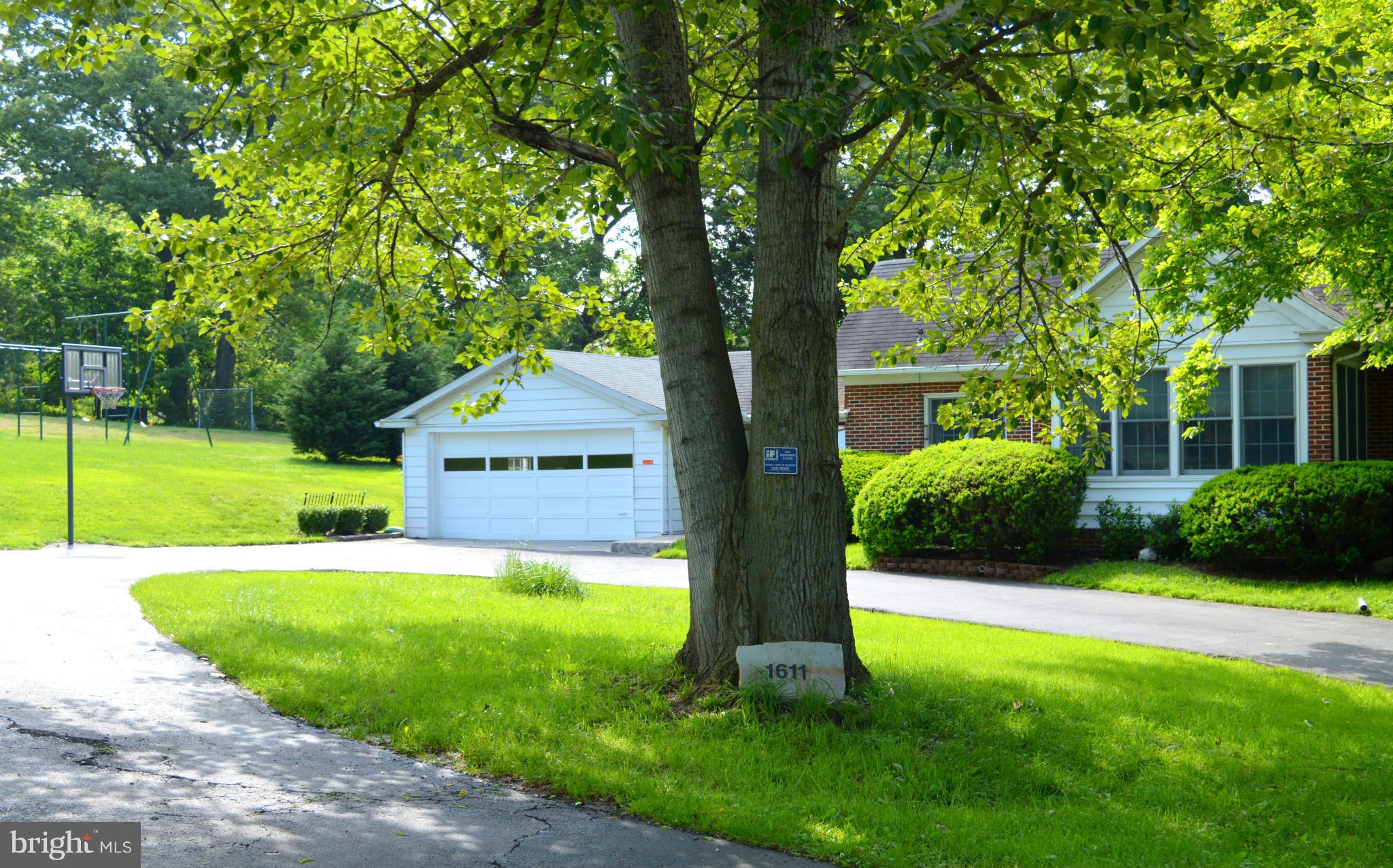1611 South Rolling Road Baltimore, MD 21227 - Photo 2 of 30 CIRCULAR PRIVATE DRIVEWAY