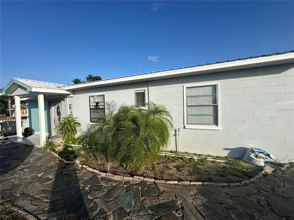 a view of a house with backyard
