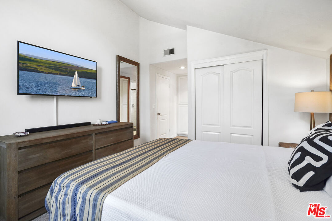 29355 Heathercliff Road, Unit GUESTHOUSE Malibu, CA 90265 - Photo 12 of 26 a bedroom with a bed and a lamp on dresser
