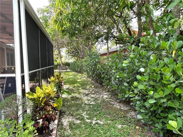 a view of back yard of the house