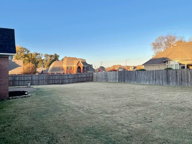 a view of a backyard