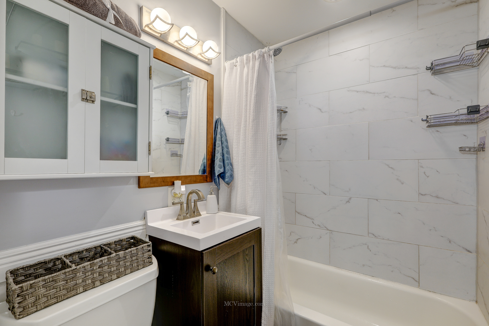 3 Manor Road Lake Zurich, IL 60047 - Photo 19 of 35 a bathroom with a sink a toilet and a bathtub