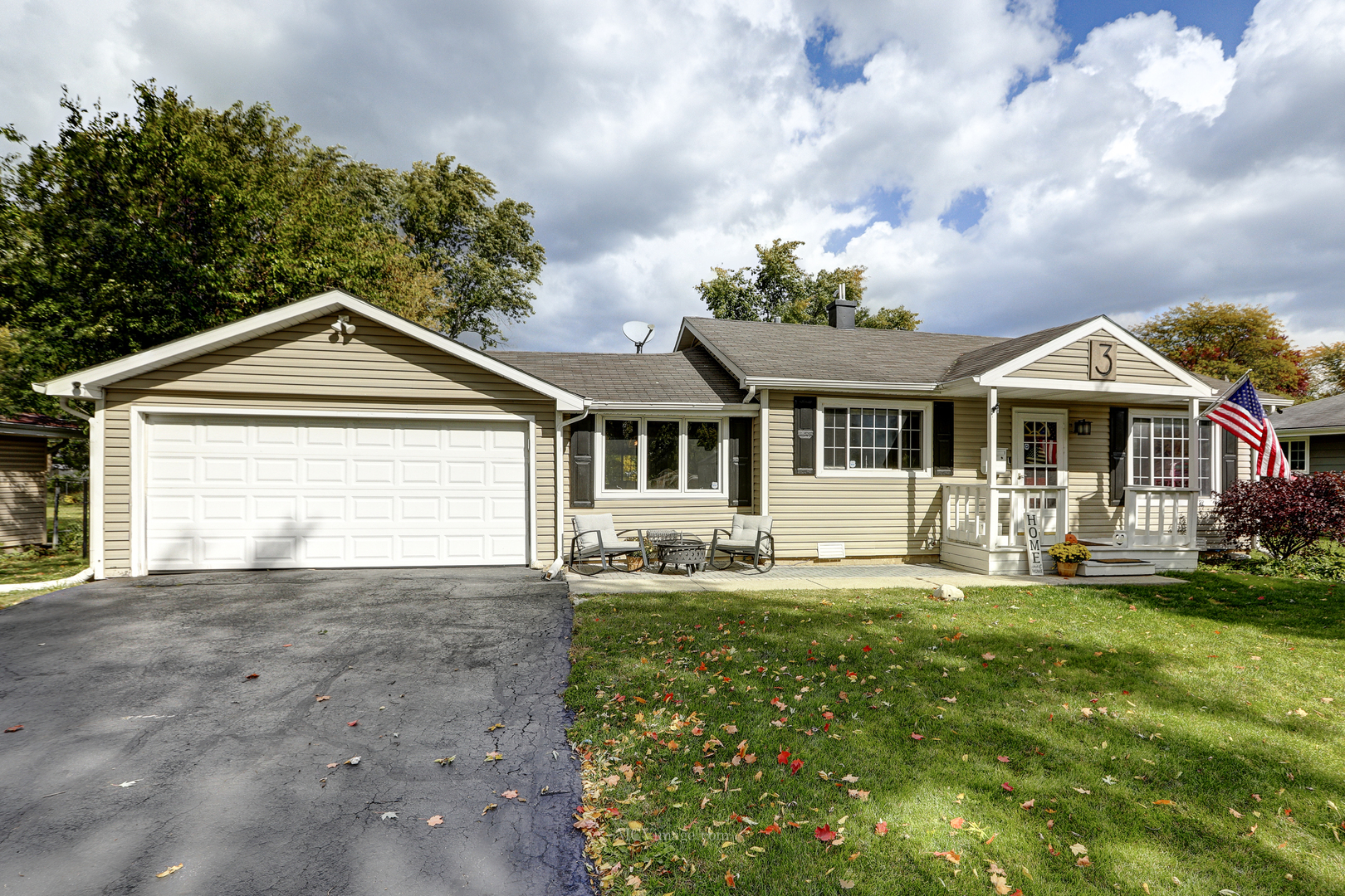 3 Manor Road Lake Zurich, IL 60047 - Photo 5 of 35 a front view of a house with a yard