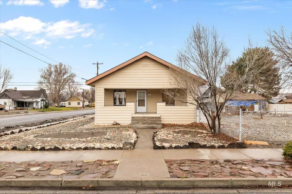 $299,000 | 8 East Arthur Avenue, Glenns Ferry, ID 83623