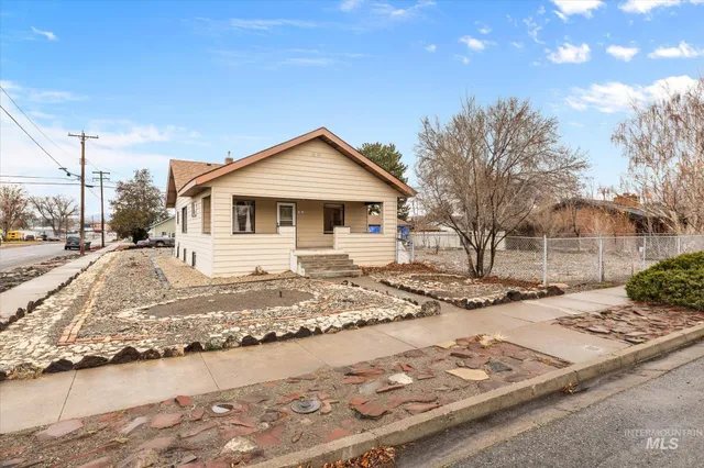 $310,000 | 8 East Arthur Avenue, Glenns Ferry, ID 83623