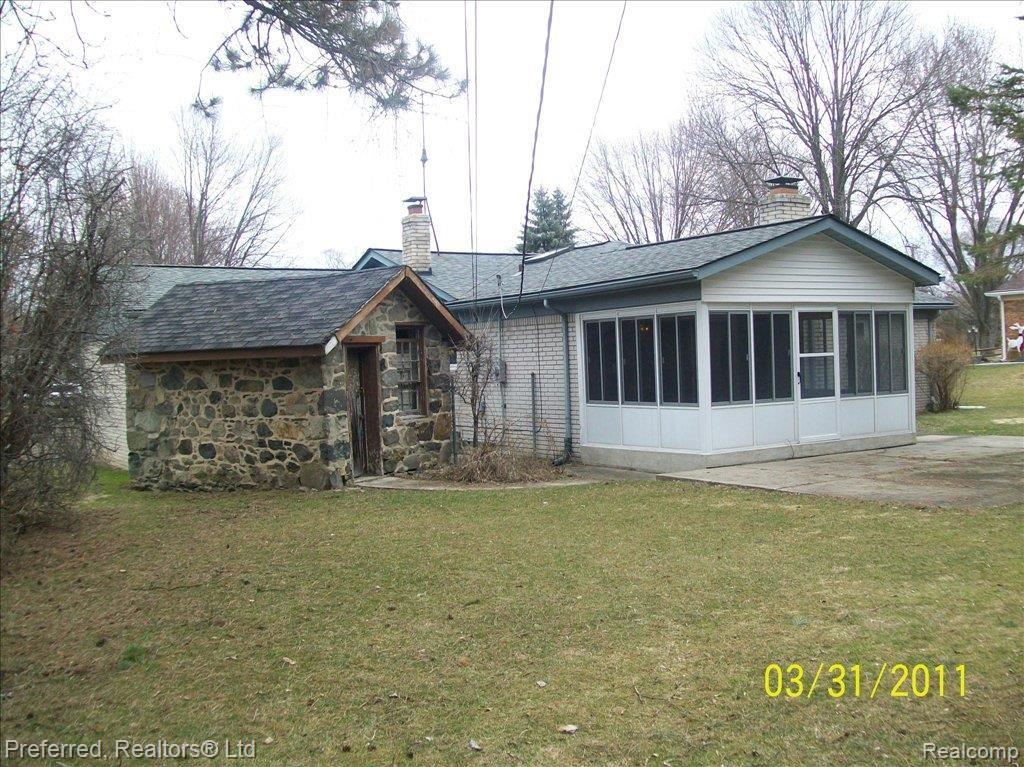 28005 Peppermill Road Farmington, MI 48331 - Photo 3 of 14 Rear