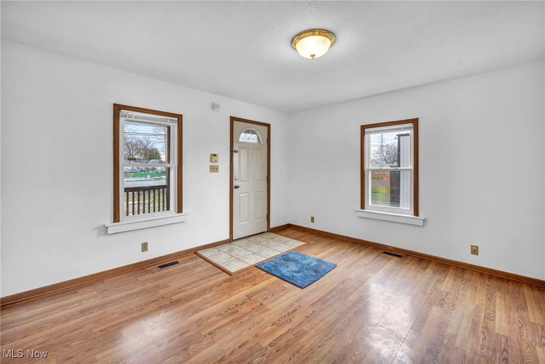 1075 West Waterloo Road Akron, OH 44314 - Photo 5 of 30