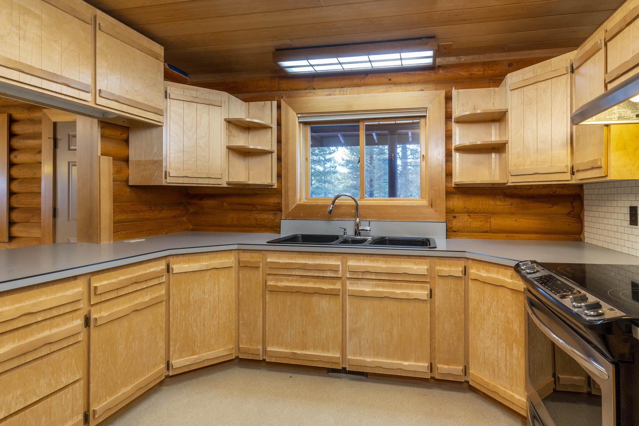 18045 Skyliners Road Bend, OR 97703 - Photo 8 of 27 18-Kitchen