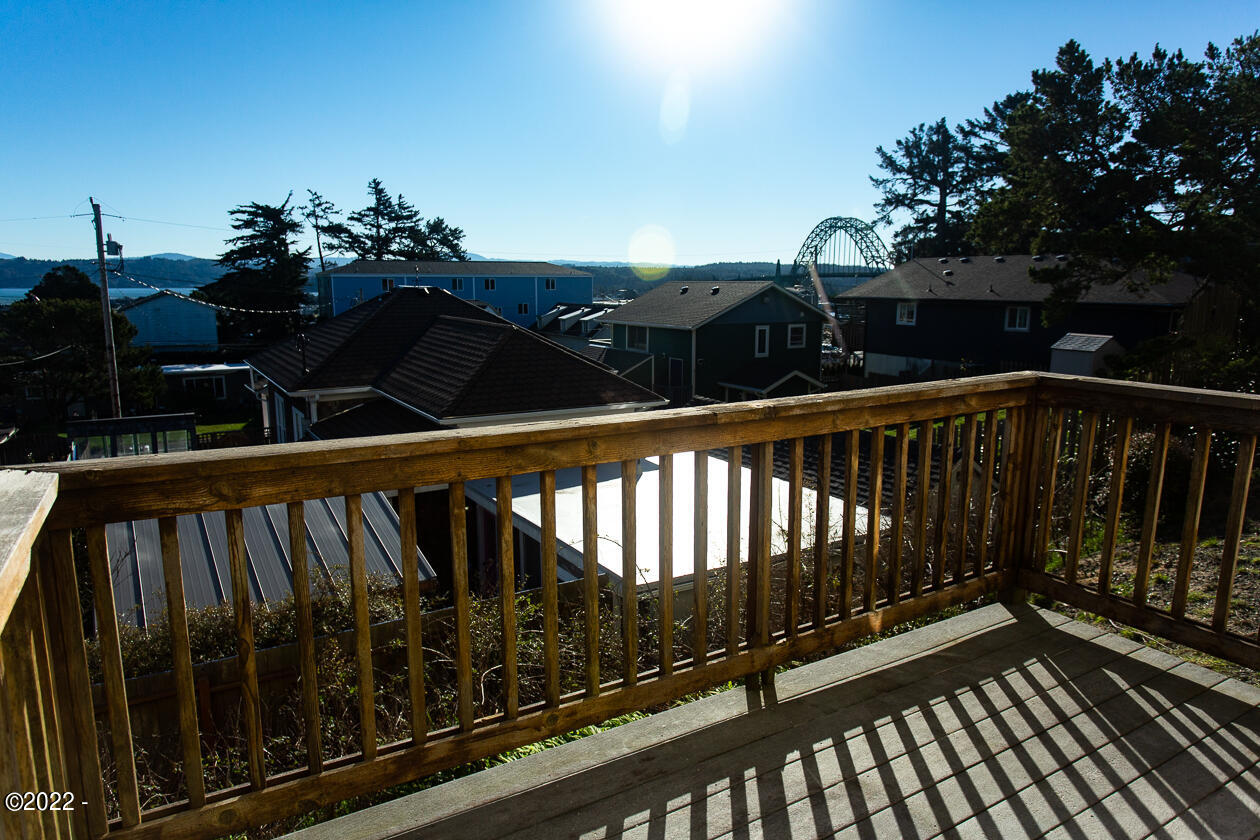 935 Southwest 11th Street Newport, OR 97365 - Photo 5 of 43 back deck