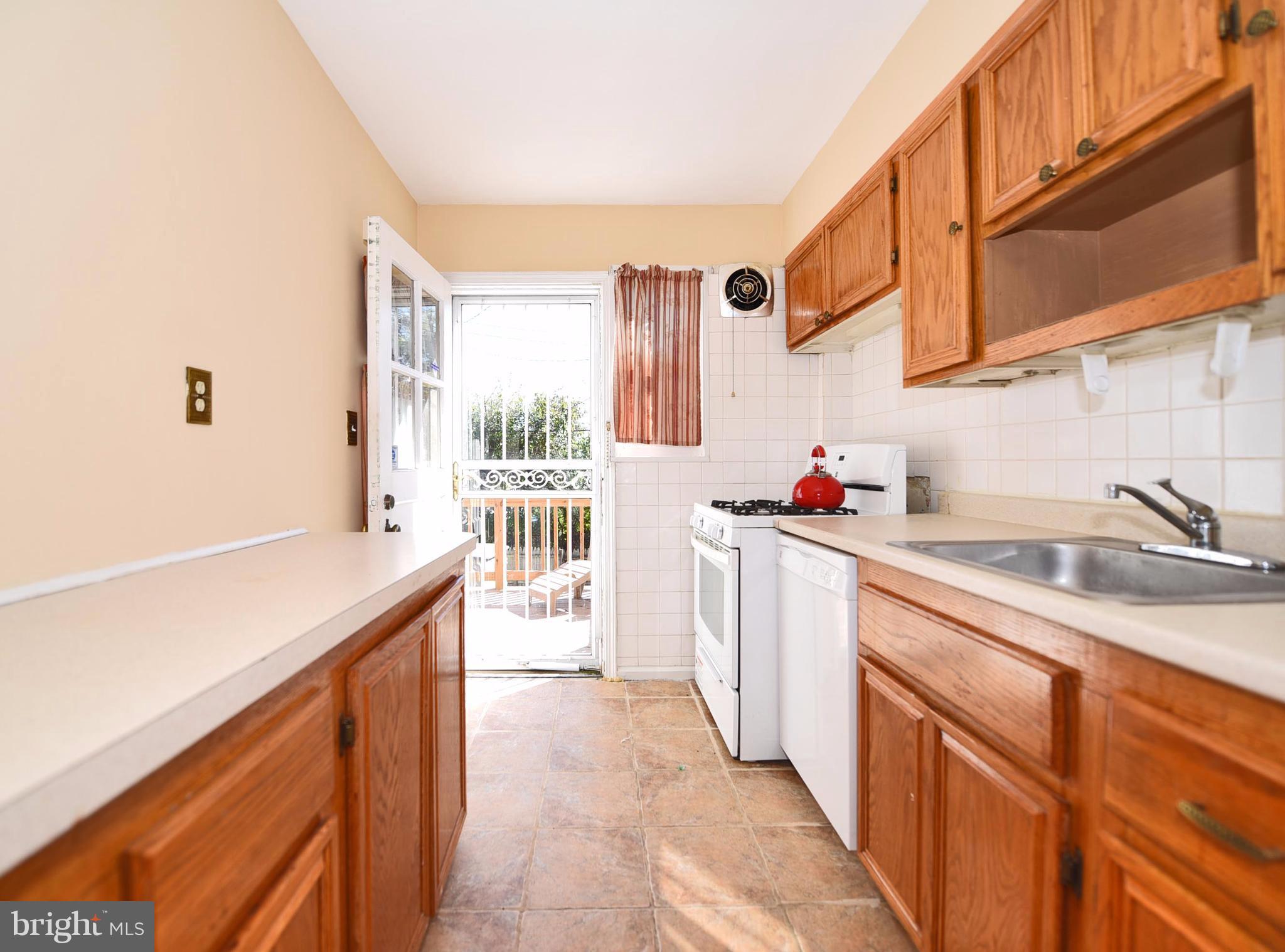 917 Coleridge Road Baltimore, MD 21229 - Photo 12 of 29 Kitchen