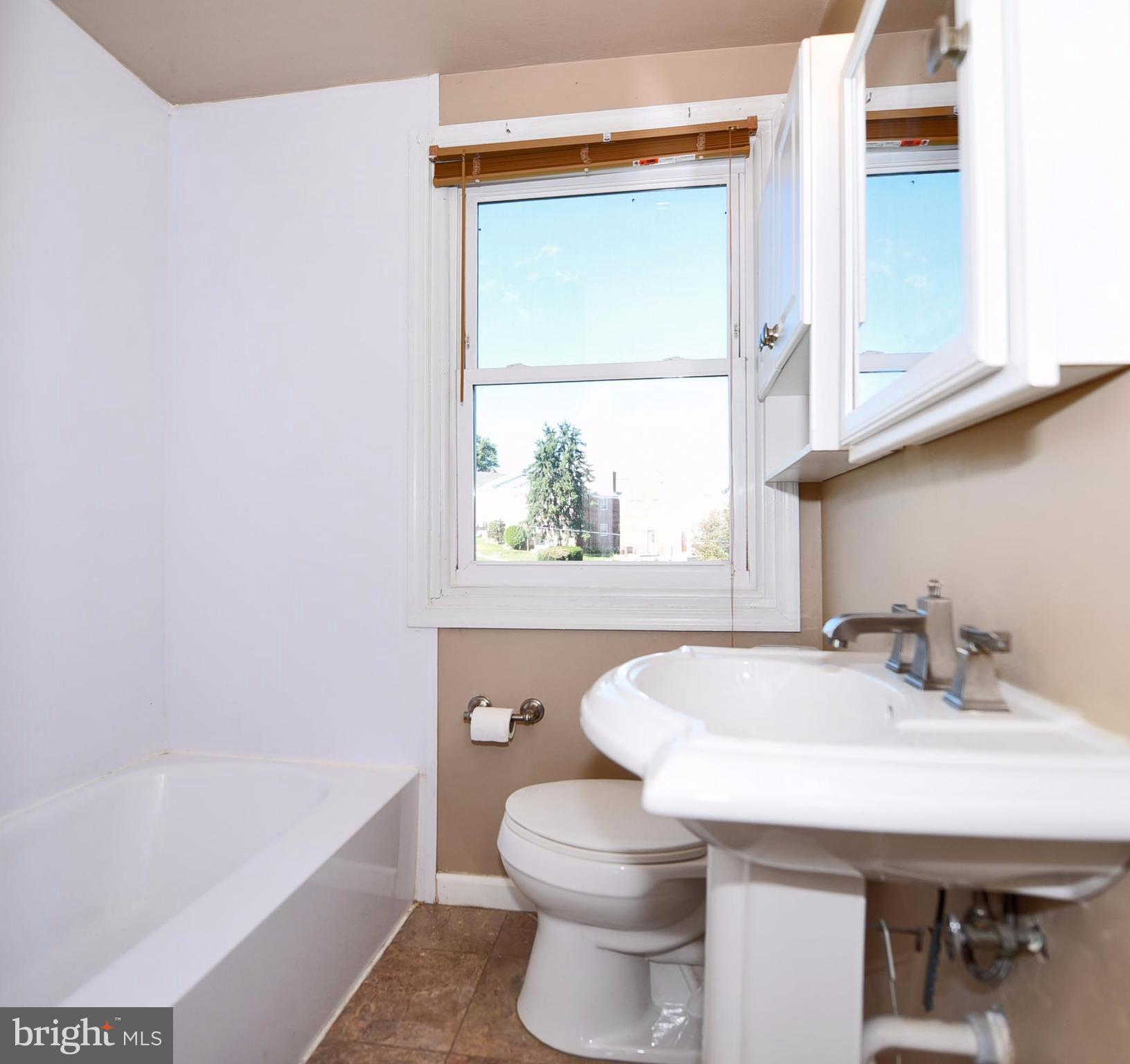917 Coleridge Road Baltimore, MD 21229 - Photo 16 of 29 Bath