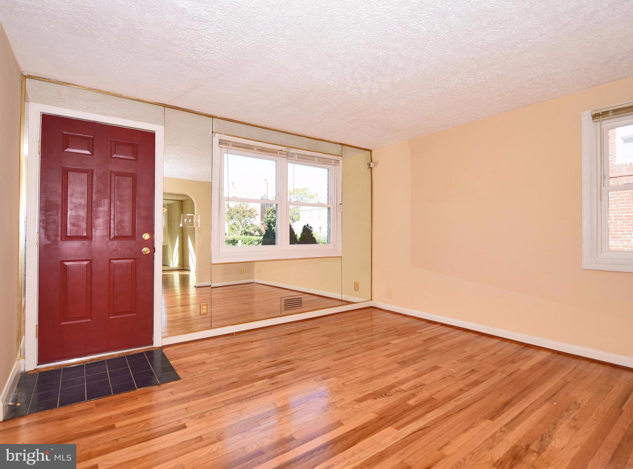 917 Coleridge Road Baltimore, MD 21229 - Photo 4 of 29 Living Room