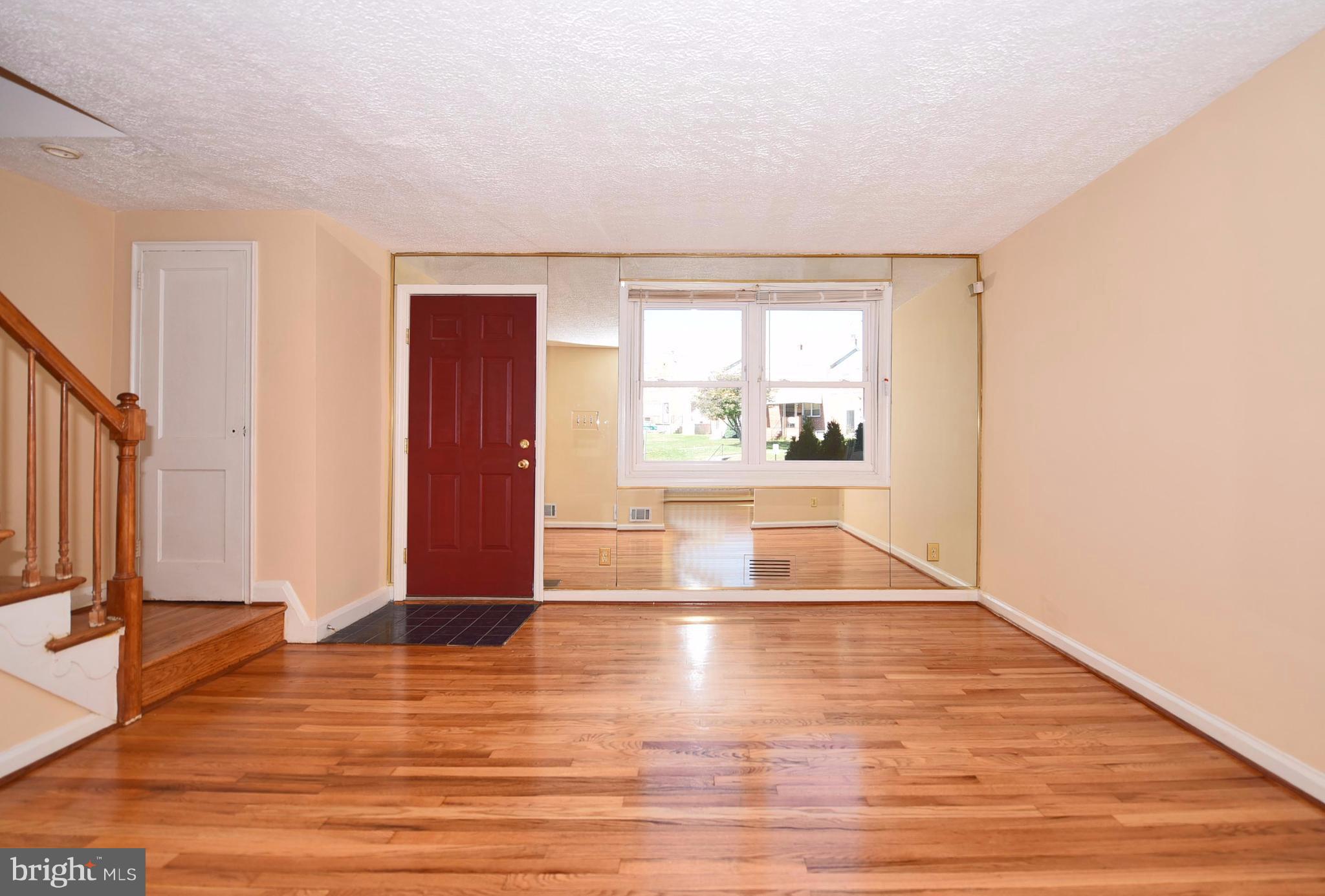 917 Coleridge Road Baltimore, MD 21229 - Photo 5 of 29 Living Room