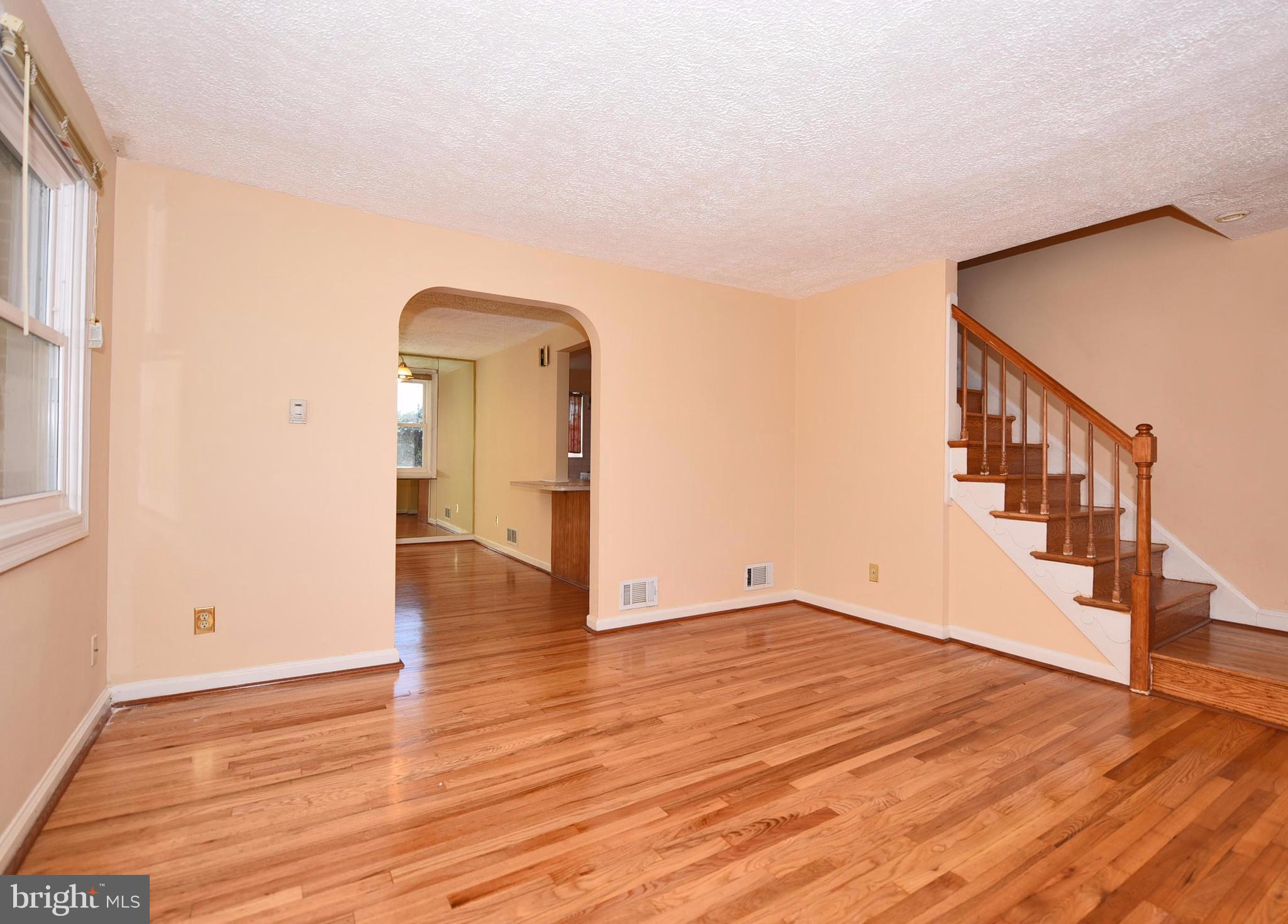 917 Coleridge Road Baltimore, MD 21229 - Photo 6 of 29 Living Room