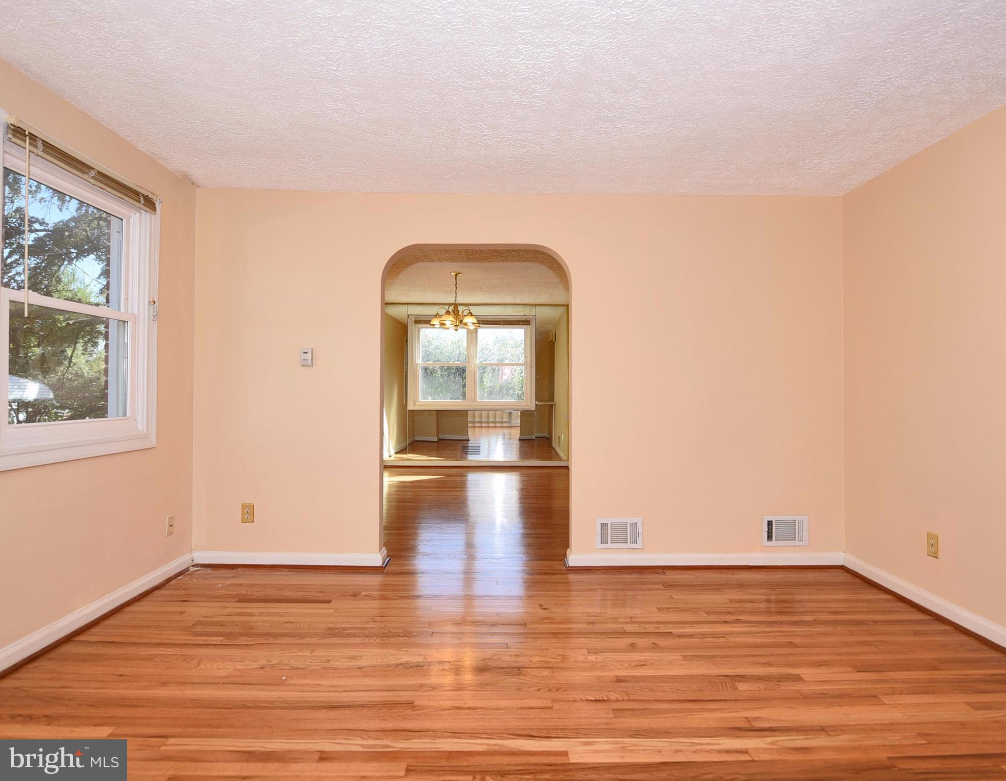 917 Coleridge Road Baltimore, MD 21229 - Photo 7 of 29 Living Room