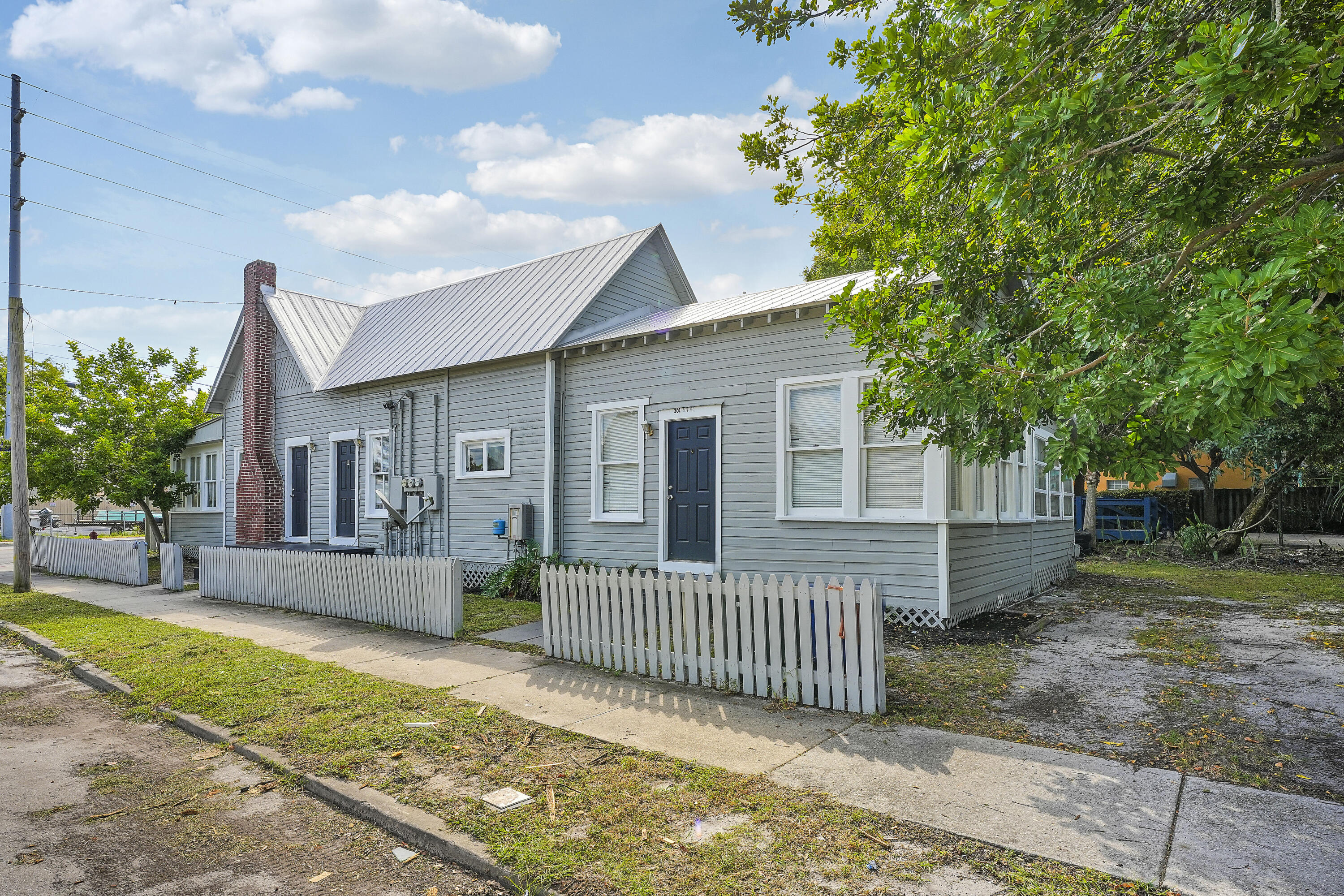 301 South 7th Street Fort Pierce, FL 34950 - Photo 2 of 15 a porch with seating space